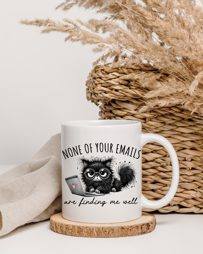 Lustige Tasse "None of Your Emails Are Finding Me Well" – Beidseitig bedruckte Keramiktasse (330 ml) – Geschenk für Katzenliebhaber & Bürohumor
