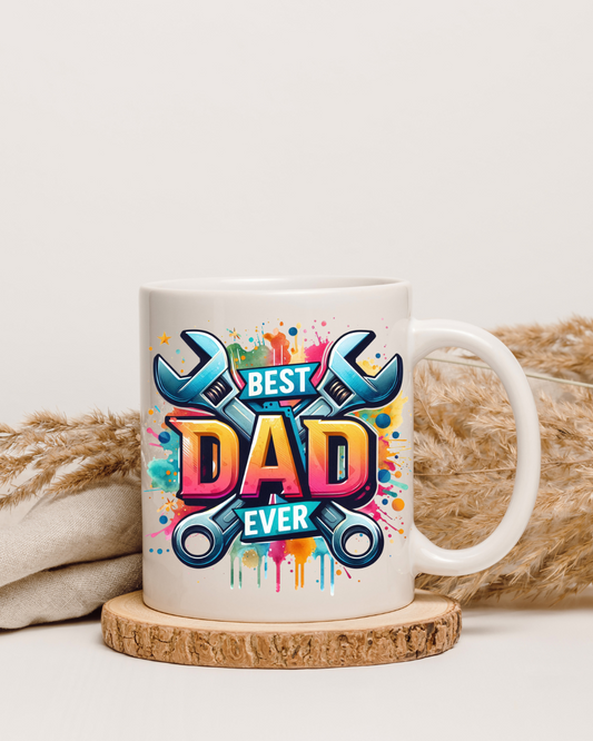 Tasse „Best Dad Ever“ – Buntes Werkzeug-Motiv mit Schraubenschlüsseln – Beidseitig bedruckte Keramiktasse (330 ml)