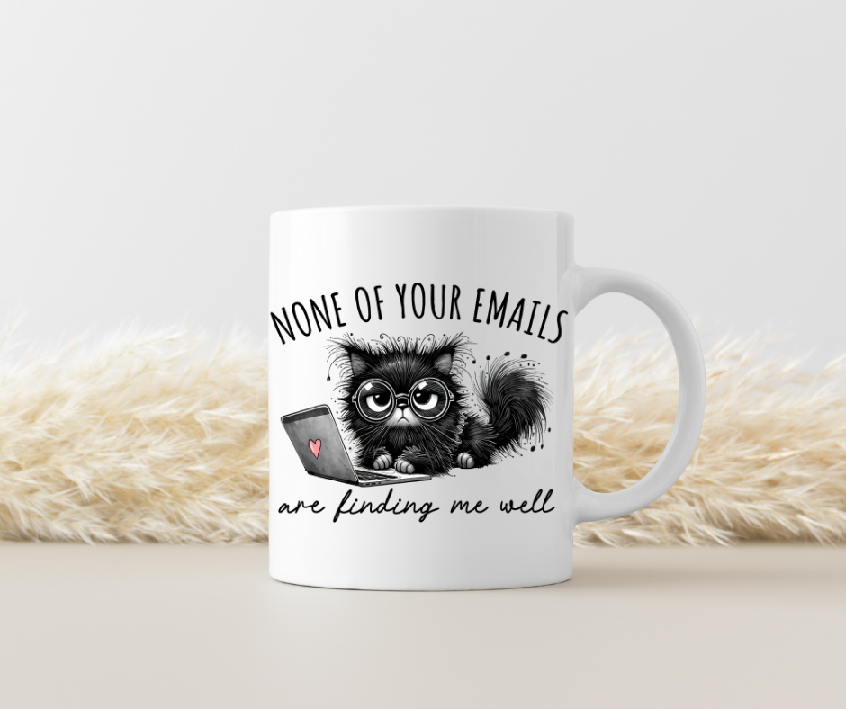 Lustige Tasse "None of Your Emails Are Finding Me Well" – Beidseitig bedruckte Keramiktasse (330 ml) – Geschenk für Katzenliebhaber & Bürohumor