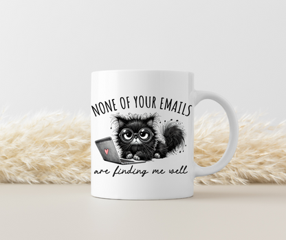 Lustige Tasse "None of Your Emails Are Finding Me Well" – Beidseitig bedruckte Keramiktasse (330 ml) – Geschenk für Katzenliebhaber & Bürohumor