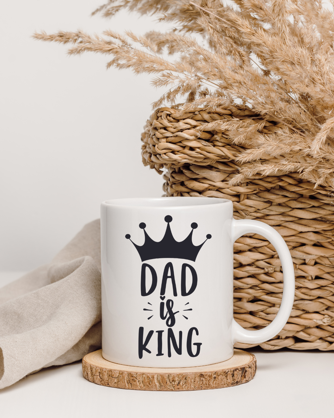 Tasse "Dad is King" mit Krone – Beidseitig bedruckte Keramiktasse (330 ml) – Königliches Geschenk zum Vatertag oder Geburtstag
