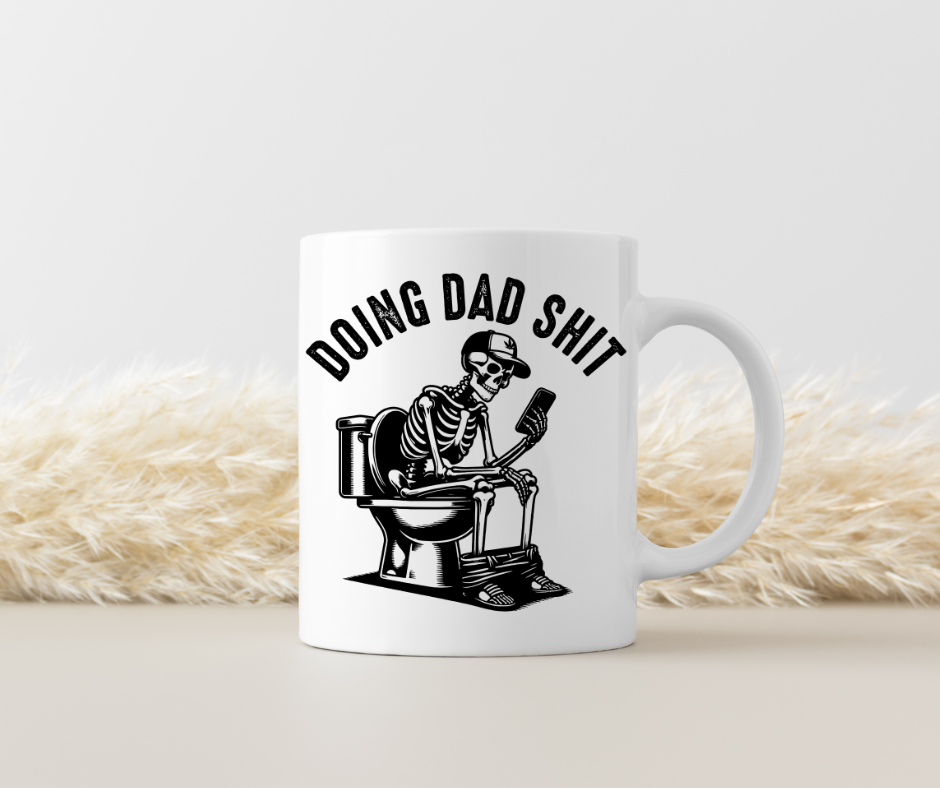 Tasse „Doing Dad Shit“ – Lustiges Toiletten-Skelett-Motiv mit Handy – Beidseitig bedruckte Keramiktasse (330 ml) – Witziges Geschenk für Väter mit Humor