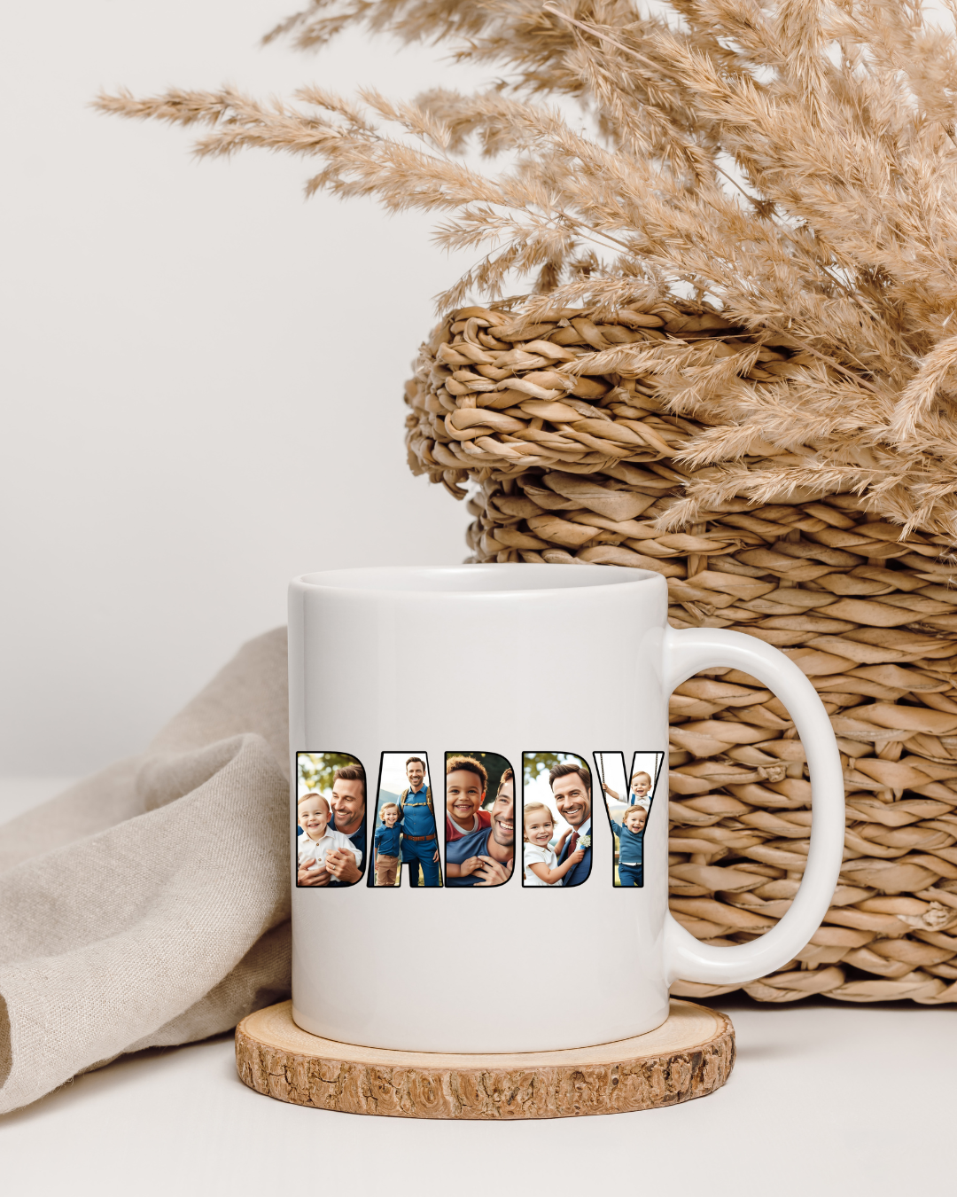 Personalisierte Fototasse „We love you DADDY“ – Gestalte den Schriftzug mit deinen eigenen Fotos – Beidseitig bedruckte Keramiktasse (330 ml)