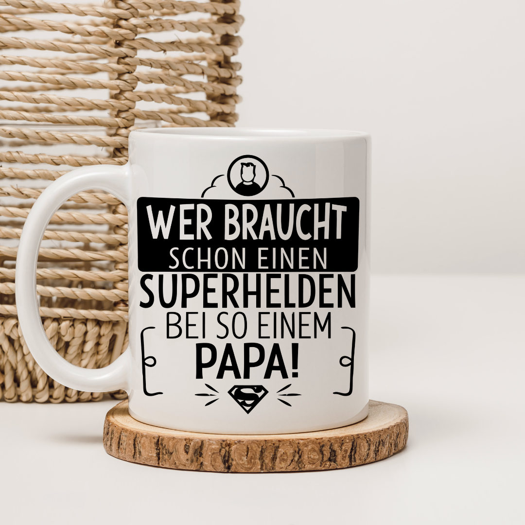Tasse „Wer braucht schon einen Superhelden bei so einem Papa“ – Beidseitig bedruckte Keramiktasse (330 ml) – Superhelden-Motiv