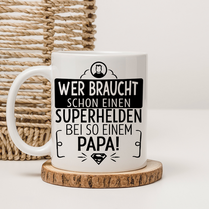 Tasse „Wer braucht schon einen Superhelden bei so einem Papa“ – Beidseitig bedruckte Keramiktasse (330 ml) – Superhelden-Motiv