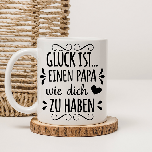 Tasse „Glück ist, einen Papa wie dich zu haben“ – Beidseitig bedruckte Keramiktasse (330 ml) – Liebevolles Geschenk für Papa