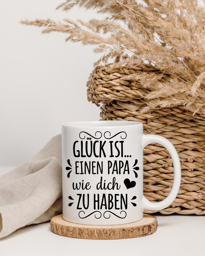 Tasse „Glück ist, einen Papa wie dich zu haben“ – Beidseitig bedruckte Keramiktasse (330 ml) – Liebevolles Geschenk für Papa