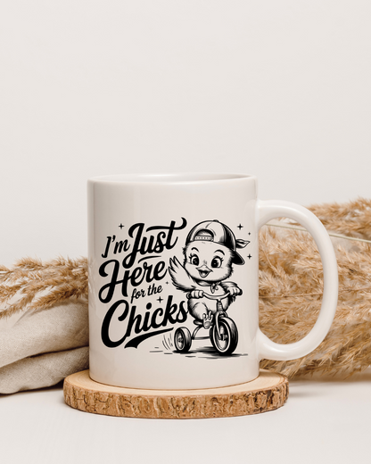Tasse "I'm Just Here for the Chicks" mit cooler Ente auf Dreirad – Beidseitig bedruckte Keramiktasse (330 ml) – Lustiges Geschenk