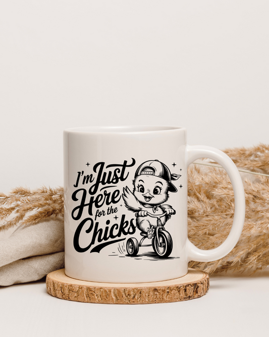 Tasse "I'm Just Here for the Chicks" mit cooler Ente auf Dreirad – Beidseitig bedruckte Keramiktasse (330 ml) – Lustiges Geschenk