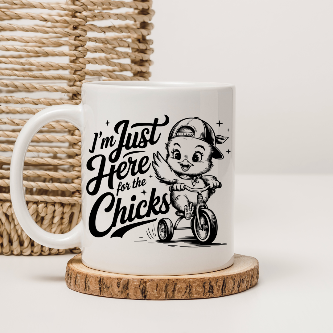 Tasse "I'm Just Here for the Chicks" mit cooler Ente auf Dreirad – Beidseitig bedruckte Keramiktasse (330 ml) – Lustiges Geschenk