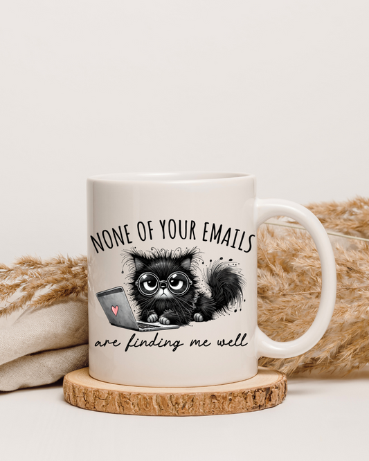 Lustige Tasse "None of Your Emails Are Finding Me Well" – Beidseitig bedruckte Keramiktasse (330 ml) – Geschenk für Katzenliebhaber & Bürohumor