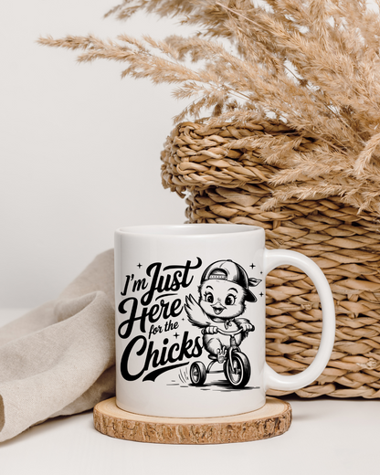 Tasse "I'm Just Here for the Chicks" mit cooler Ente auf Dreirad – Beidseitig bedruckte Keramiktasse (330 ml) – Lustiges Geschenk