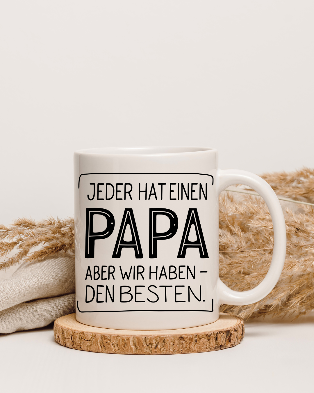 Tasse „Jeder hat einen Papa, aber wir haben den besten“ – Beidseitig bedruckte Keramiktasse (330 ml)