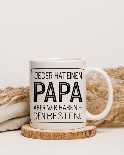 Tasse „Jeder hat einen Papa, aber wir haben den besten“ – Beidseitig bedruckte Keramiktasse (330 ml)