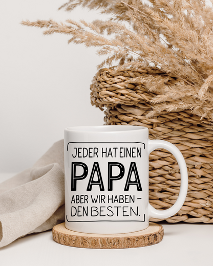 Tasse „Jeder hat einen Papa, aber wir haben den besten“ – Beidseitig bedruckte Keramiktasse (330 ml)
