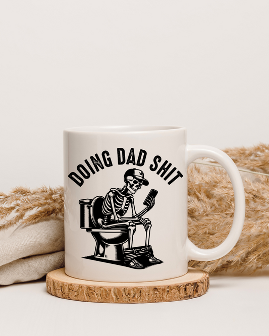 Tasse „Doing Dad Shit“ – Lustiges Toiletten-Skelett-Motiv mit Handy – Beidseitig bedruckte Keramiktasse (330 ml) – Witziges Geschenk für Väter mit Humor
