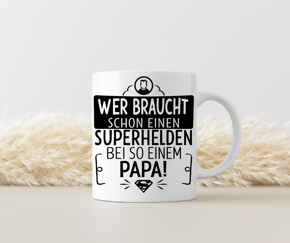 Tasse „Wer braucht schon einen Superhelden bei so einem Papa“ – Beidseitig bedruckte Keramiktasse (330 ml) – Superhelden-Motiv