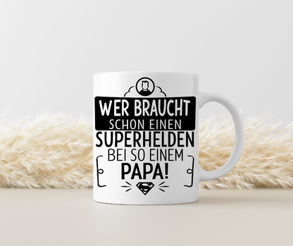 Tasse „Wer braucht schon einen Superhelden bei so einem Papa“ – Beidseitig bedruckte Keramiktasse (330 ml) – Superhelden-Motiv